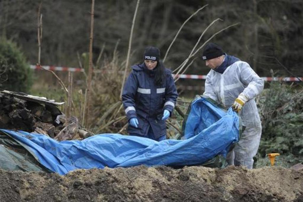 police experts inspect the crime scene in gimmlitztal near the town of hartmannsdorf reichenau south of dresden november 29 2013 photo reuters