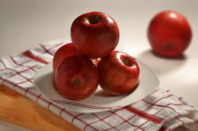 want shining teeth eat apple chew gum