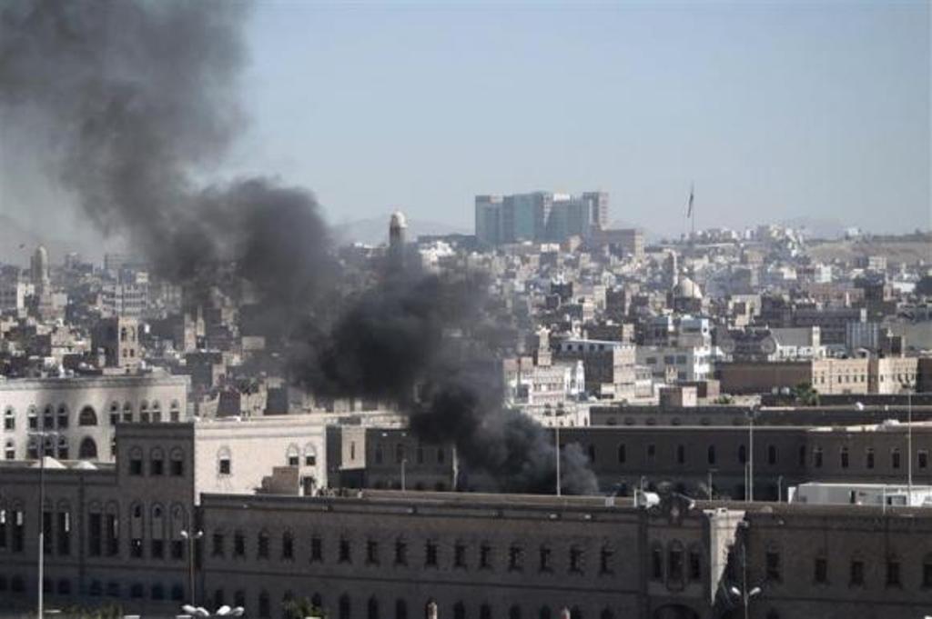 smoke rises from the defence ministry 039 s compound after an attack in sanaa december 5 2013 photo reuters