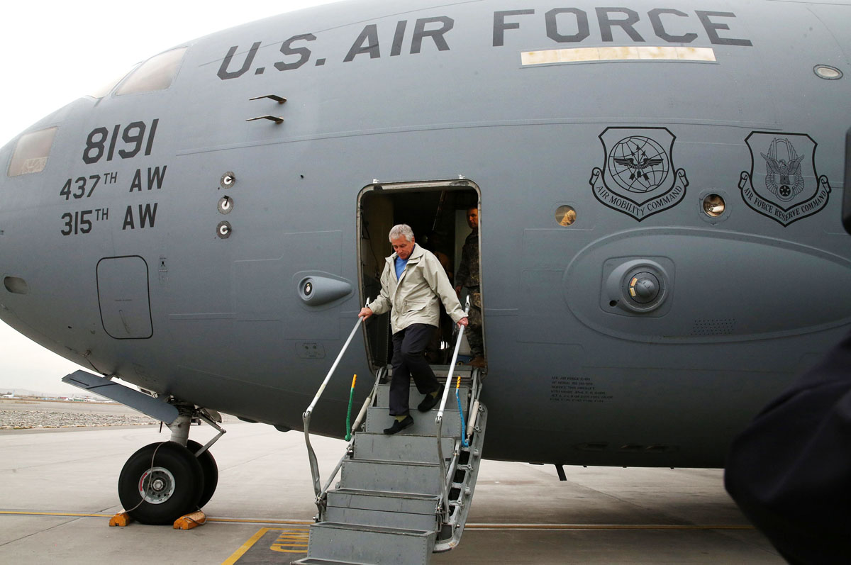 us secretary of defense chuck hagel disembarks from a c17 military aircraft on december 7 2013 in kabul afghanistan photo afp