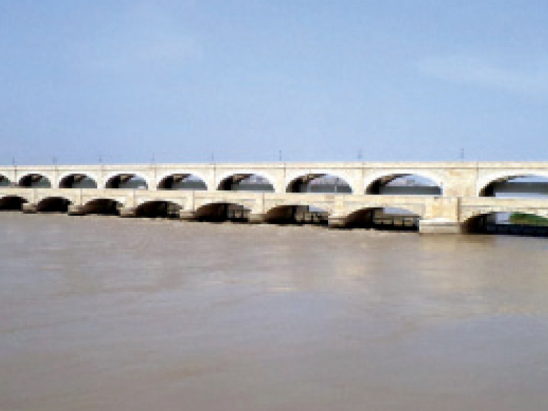 sukkur barrage rehabilitation will take almost five years and cost rs32 billion so consultants suggest building a new one five kilometres away photo file