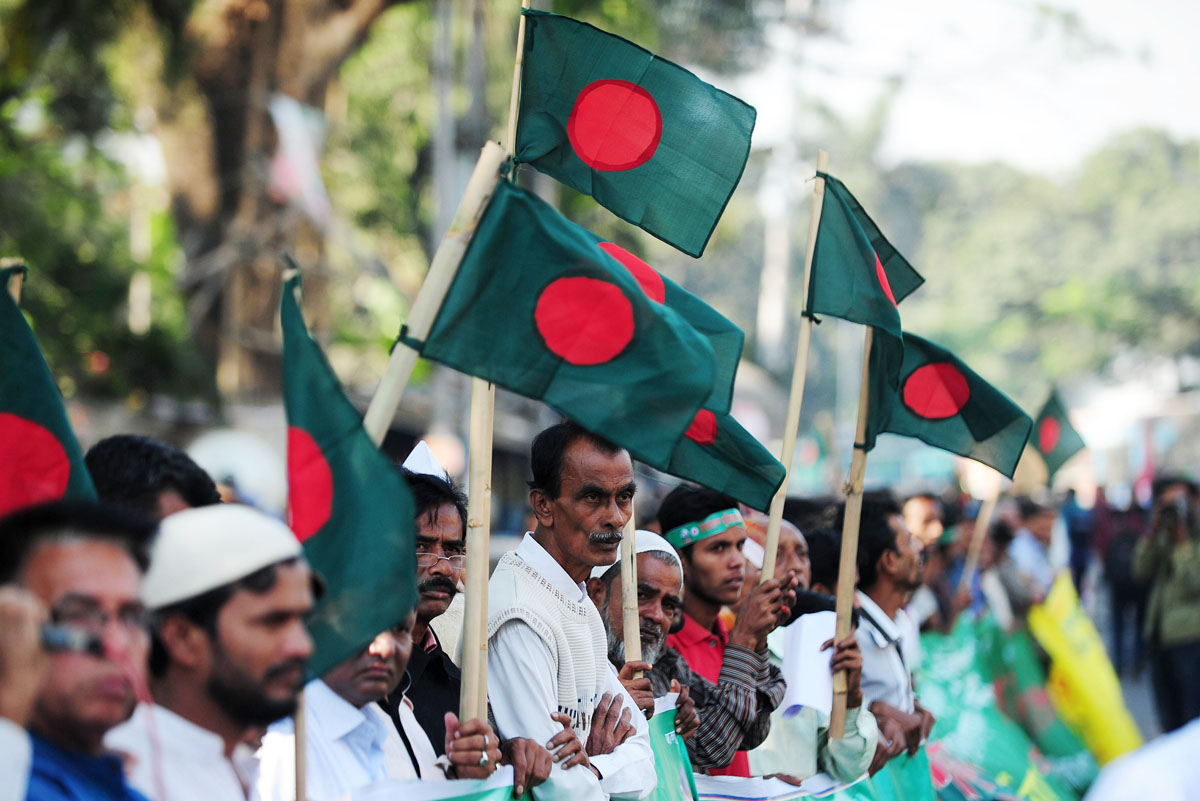 supporters of the bangladesh awami league form a human chain to protest against the ongoing blockade organised by bangladesh nationalist party bnp activists and islamist allies in dhaka on december 10 2013 photo afp