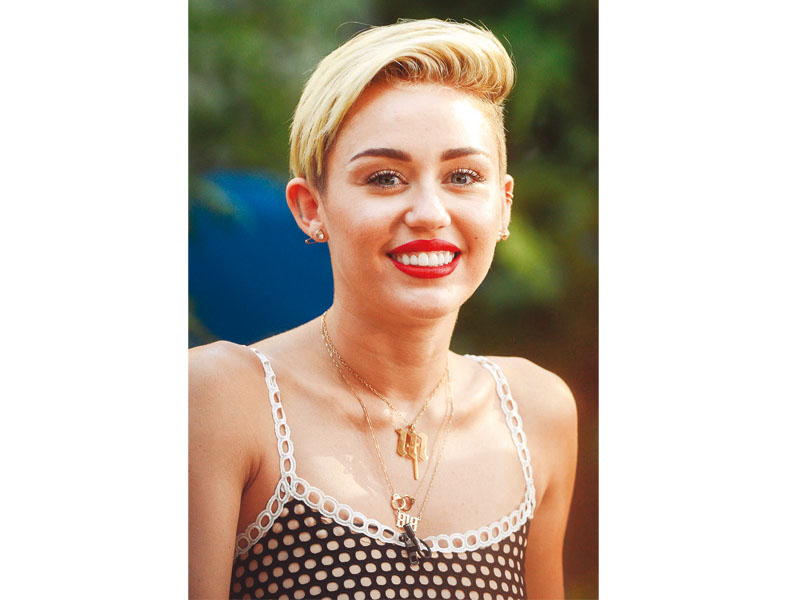 did you know pop singer miley cyrus is mtv s best artiste of 2013