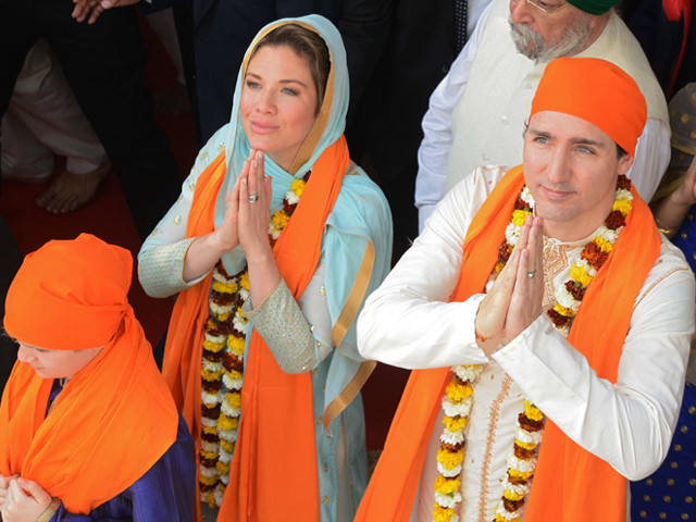 canadian prime minister justin trudeau r along with his wife sophie gregoire l pay their respects at the ssikh golden temple in amritsar on february 21 2018 photo afp