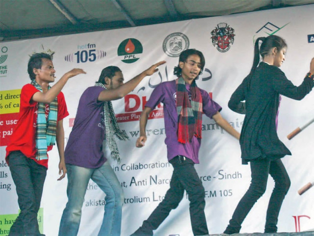 thespianz theatre performed their play dhuwaan that aims to create awareness about the harms of using drugs at sea view on sunday photo athar khan express thespianz theatre performed their play dhuwaan that aims to create awareness about the harms of using drugs at sea view on sunday photo athar khan express