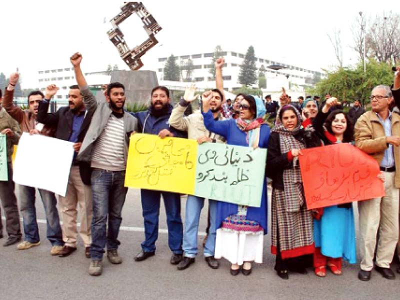 members of rawalpindi islamabad union of journalists hold protest outside supreme court against layoffs in media outlets photo express