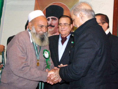 recognition cm gives away gold medals to pakistan movement workers