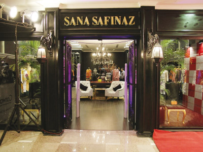 sana safinaz arrives at ocean mall
