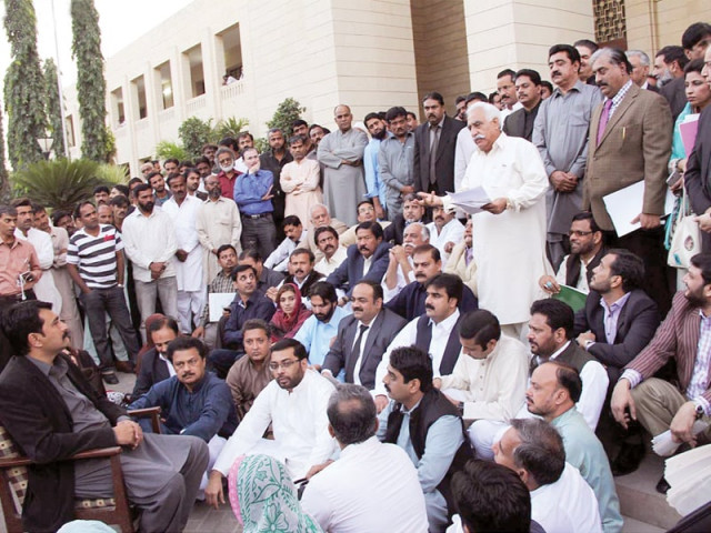 the disgruntled opposition members held their own assembly session out in the open on friday photo online the disgruntled opposition members held their own assembly session out in the open on friday photo online