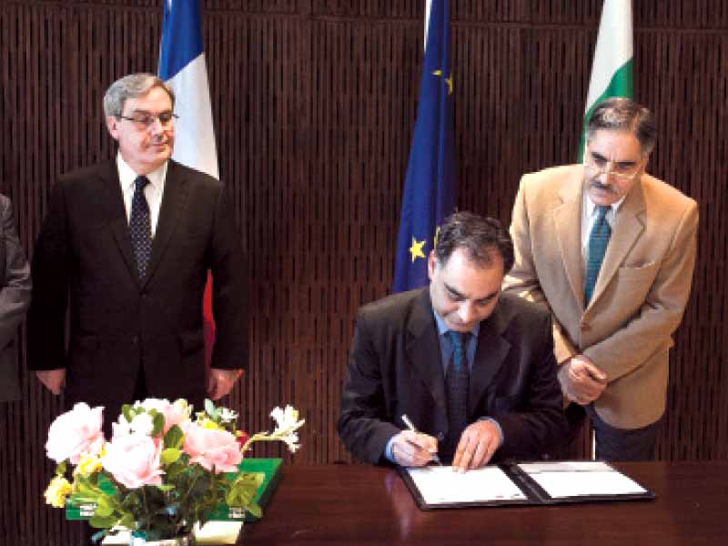 an official of the hec is the document while french ambassador philippe thiebaud and hec acting chairperson syed imtiaz h gilani look on photo express