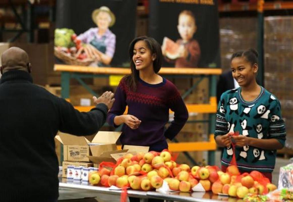 malia l and sasha r daughters of us president barack obama hand out thanksgiving food at the capital area food bank in washington photo reuters