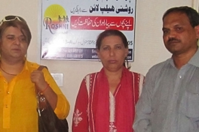 once the transgender see a missing child the volunteers will send a text message to the ngo who will then inform the police photo roshnihelpline org once the transgender see a missing child the volunteers will send a text message to the ngo who will then inform the police photo roshnihelpline org
