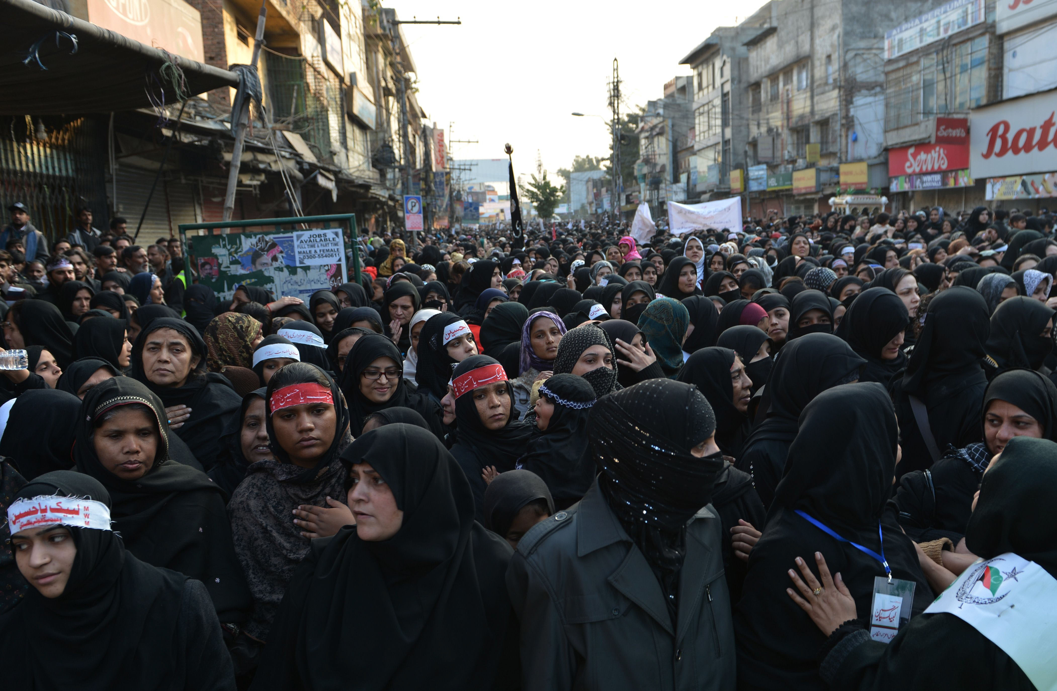 mourners march in a religious procession in rawalpindi on december 24 2013 photo afp