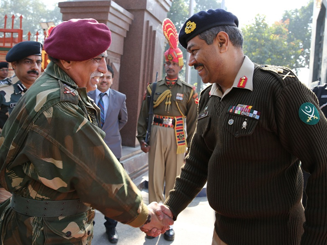 maj gen amir riaz dgmo pakistan army receiving his counter part dgmo indian army lt gen vinod bhatia on arrival at wagha border on december 24 2013 photo ispr gov pk