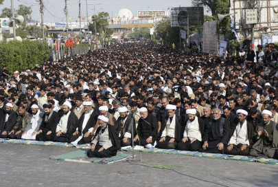 thousands take part in chehlum procession despite attacks