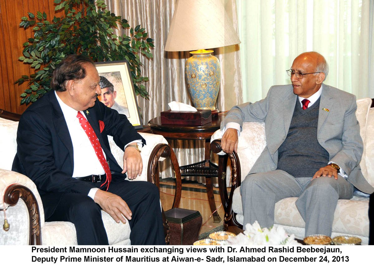 president mamnoon hussain l exchanging view with deputy prime minister of mauritius dr ahmed rashid beebeejaun on tuesday december 24 2013 photo pid