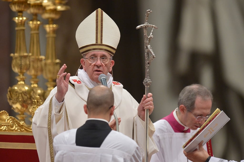 pope francis blesses the crowd at the end of a christmas eve mass at st peter 039 s basilica to mark the nativity of jesus christ on december 24 2013 at the vatican photo afp