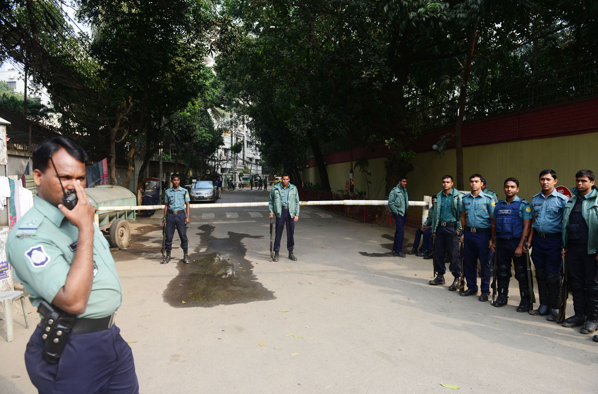 bangladeshi police stand guard in front of the house of main opposition bangladesh nationalist party bnp khaleda zia in dhaka on december 26 2013 photo afp