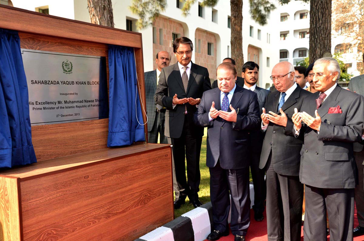 prime minister offering dua during the inauguration ceremony photo nni