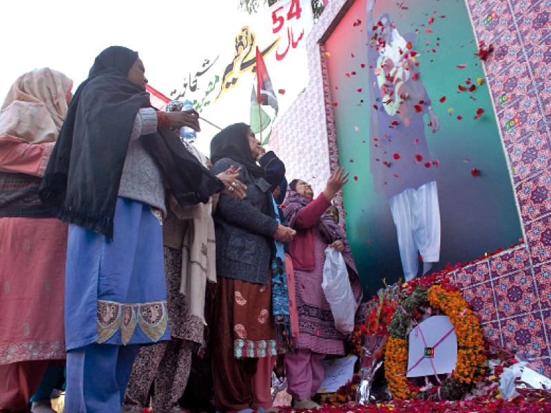 civil society members and workers of pakistan people s party paying tribute to their slain leader benazir bhutto in the twin cities photo muhammad javaid express