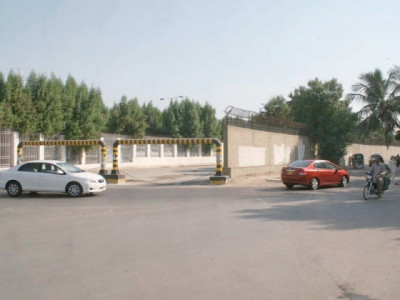 caged in residents perturbed by karachi s buckingham palace