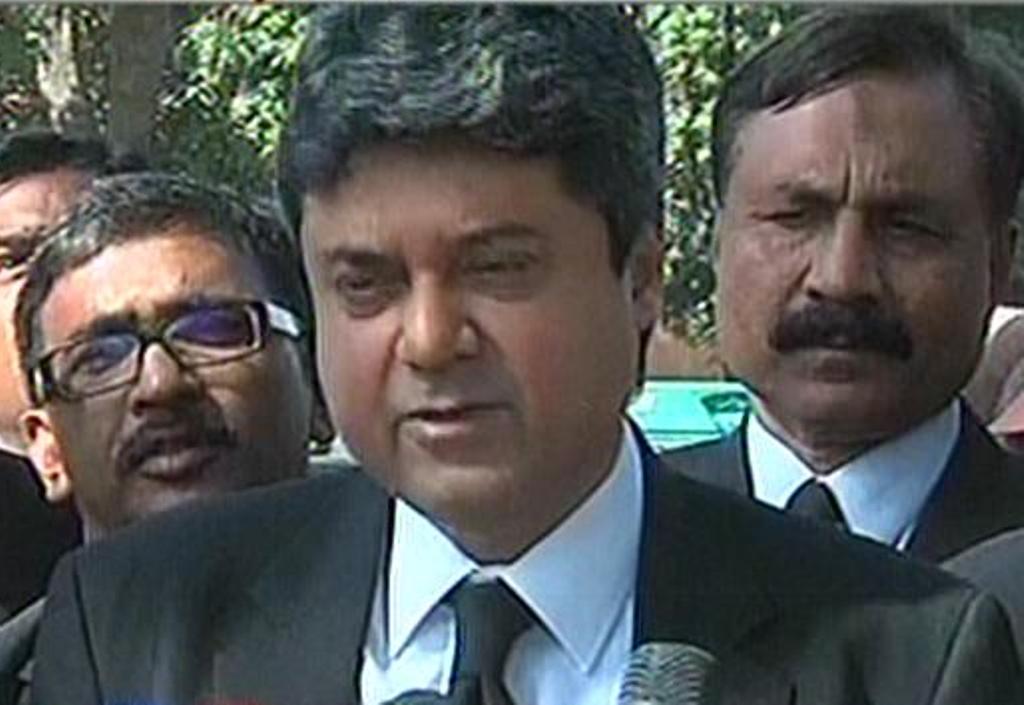 express news screengrab of mqm barrister farogh naseem speaking to the media after the court announced its decision