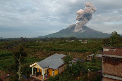 19 000 indonesians flee erupting volcano
