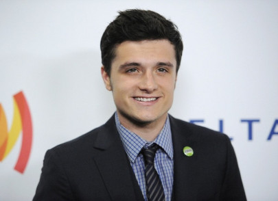 josh hutcherson gets hunger games mockingjay salute in hometown josh hutcherson gets hunger games mockingjay salute in hometown