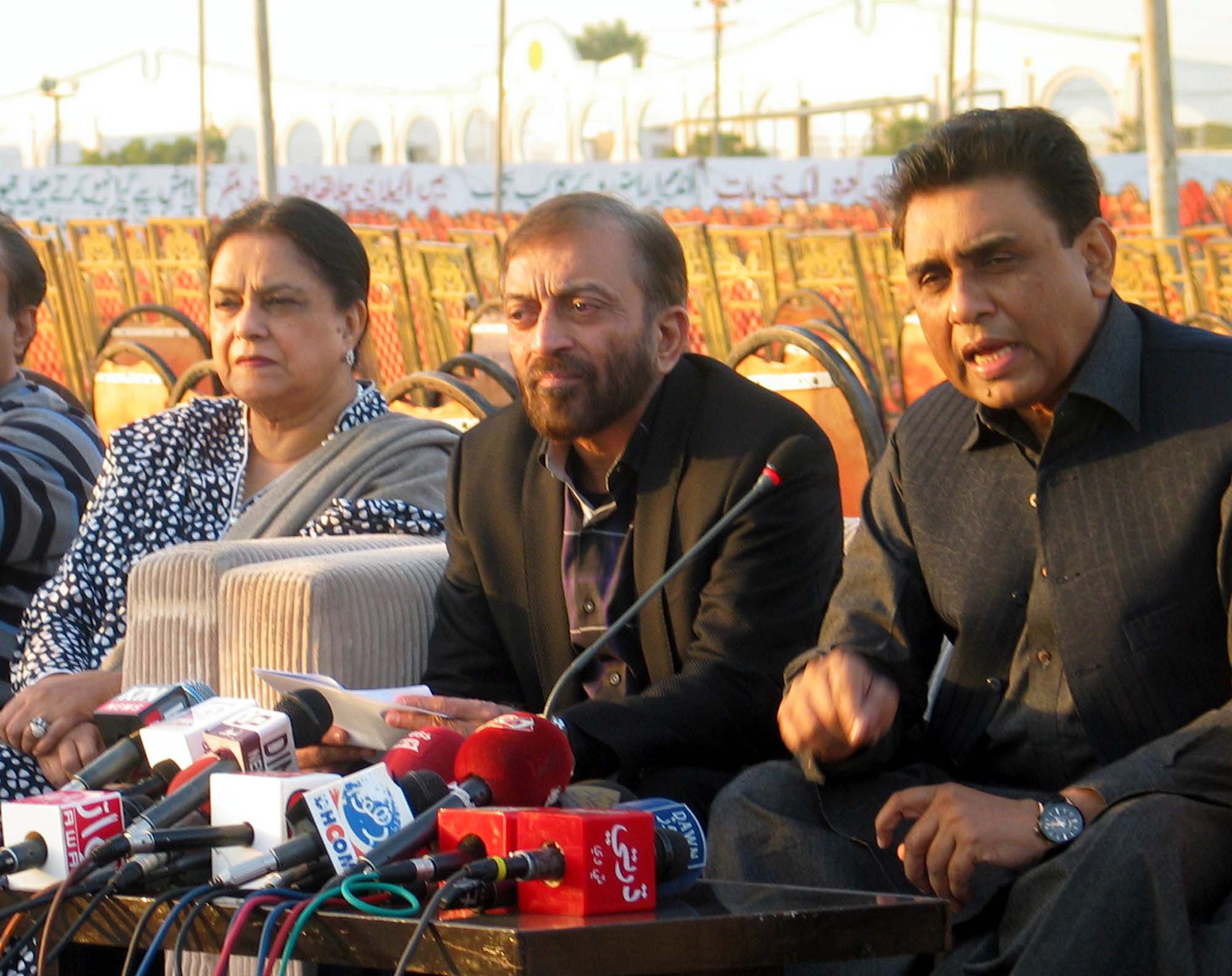 mqm leaders farooq sattar and khalid mehmood speaking in karachi photo ppi