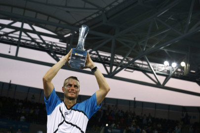 brisbane international hewitt edges out federer to claim title