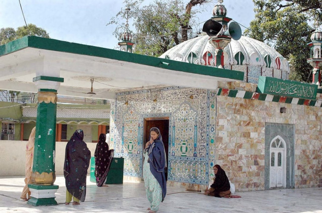 ladies offering dua at the shrine of bari imam photo app ladies offering dua at the shrine of bari imam photo app