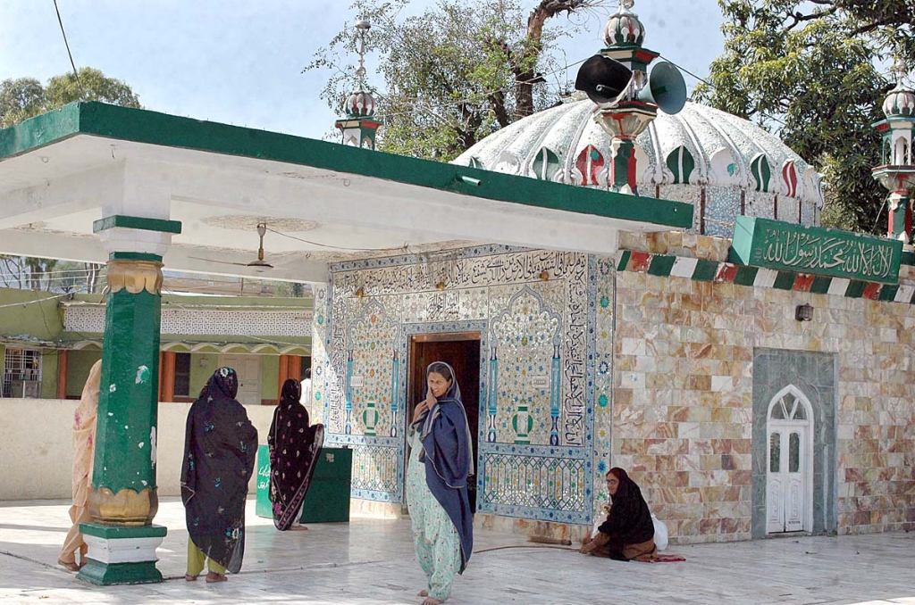 ladies offering dua at the shrine of bari imam photo app