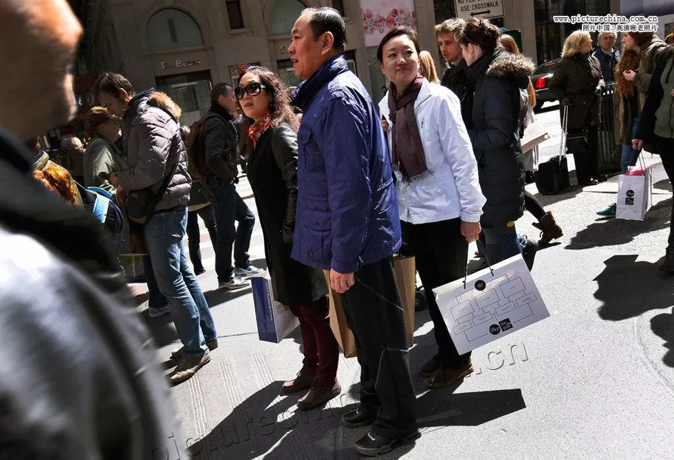 chinese shoppers stand with shopping bags on a sidewalk along 5th avenue in new york photo reuters file chinese shoppers stand with shopping bags on a sidewalk along 5th avenue in new york photo reuters file