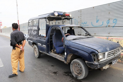 police mobile attacked in karachi