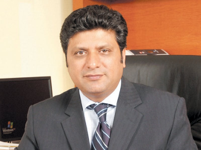 under pressure govt heads off crisis as nadra chief bows out