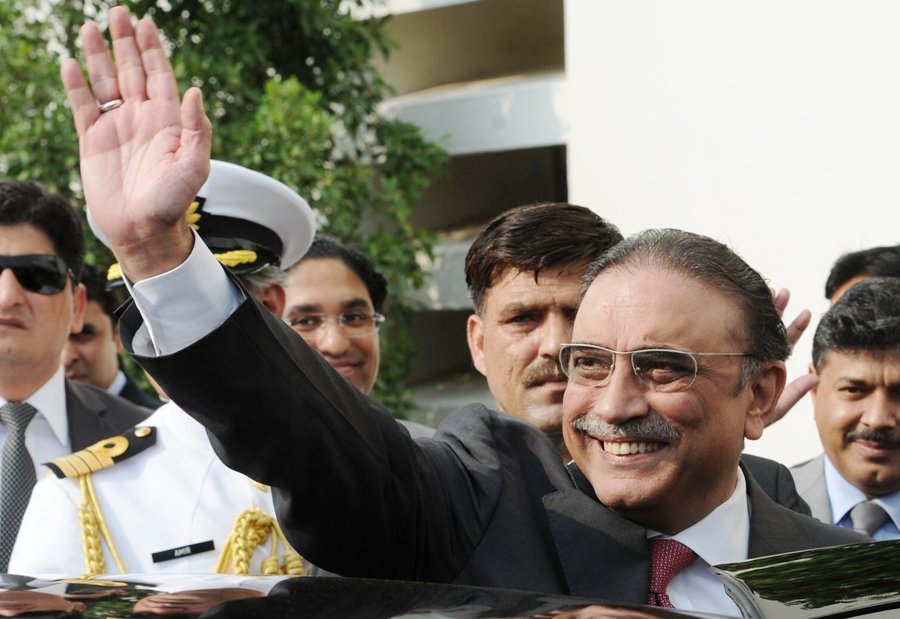 asif ali zardari waves as he leaves the presidential palace after his farewell ceremony in islamabad on september 8 2013 photo afp