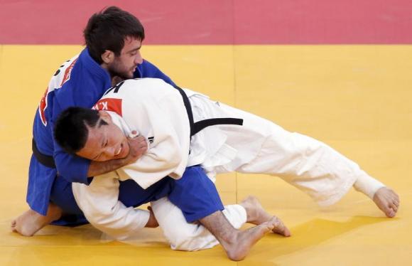 south korea 039 s wang ki chun fights with russia 039 s mansur isaev blue during their men 039 s  73kg semi final a judo match at the london 2012 olympic games july 30 2012 photo reuters