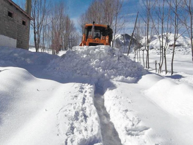 a pakistan army engineering team removes snow from the road near lowari tunnel in chitral photo online a pakistan army engineering team removes snow from the road near lowari tunnel in chitral photo online