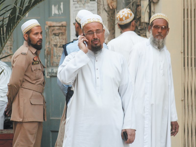 bohra community members mourn the passing away of their 102 year old spiritual leader dr syedna mohammad burhanuddin he died in mumbai india on friday photo athar khan express