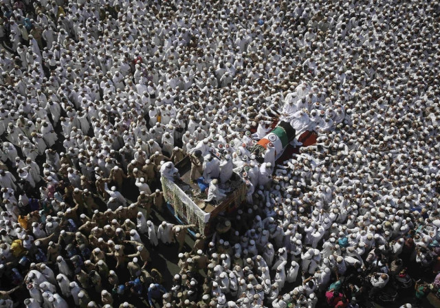 dawoodi bohra muslims crowd around the vehicle carrying the body of syedna mohamed burhanuddin during his funeral procession in mumbai january 18 2014 photo reuters