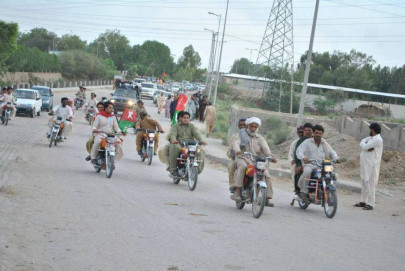 homeward bound 12 000 bugti idps stage sit in on kashmore highway