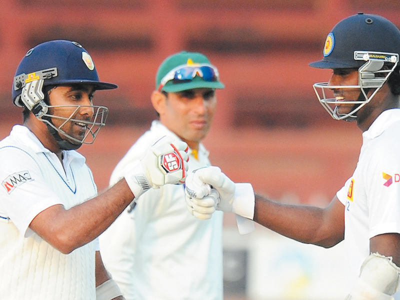 mahela jayawardene and captain angelo mathews thwarted pakistan with a 38 run stand to help sri lanka achieve a 220 run lead against pakistan photo afp