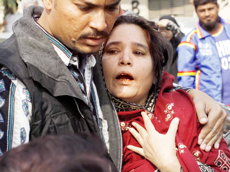 relatives of a slain vaccinator mourn outside a morgue in karachi photo reuters