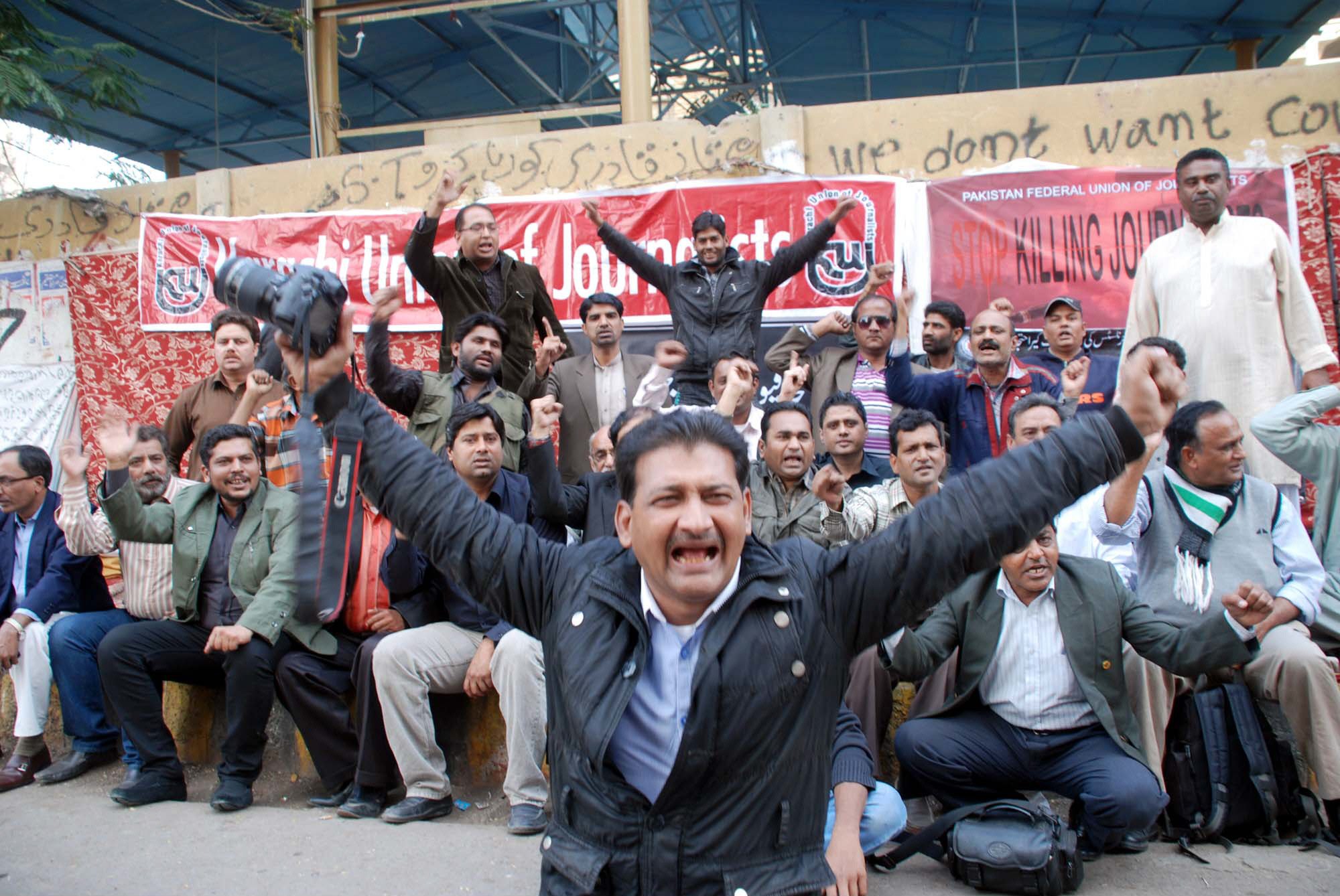 journalists protesting in karachi against the killing of media personnel photo ppi