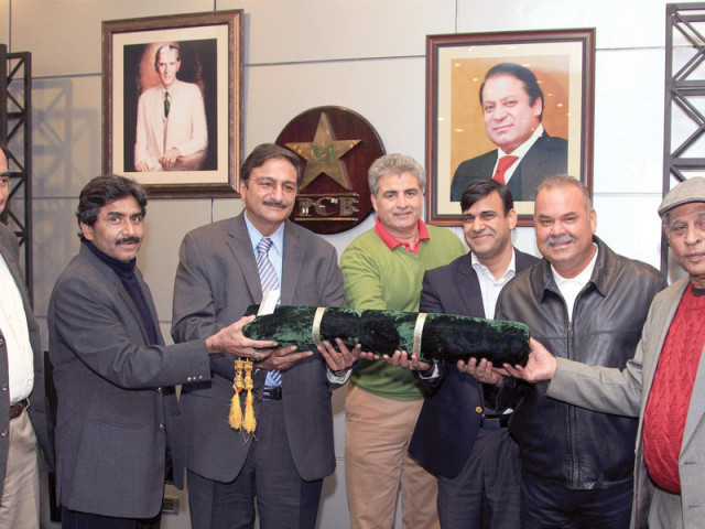 outgoing head coach dav whatmore is handed a parting gift from the cricket board photo pcb