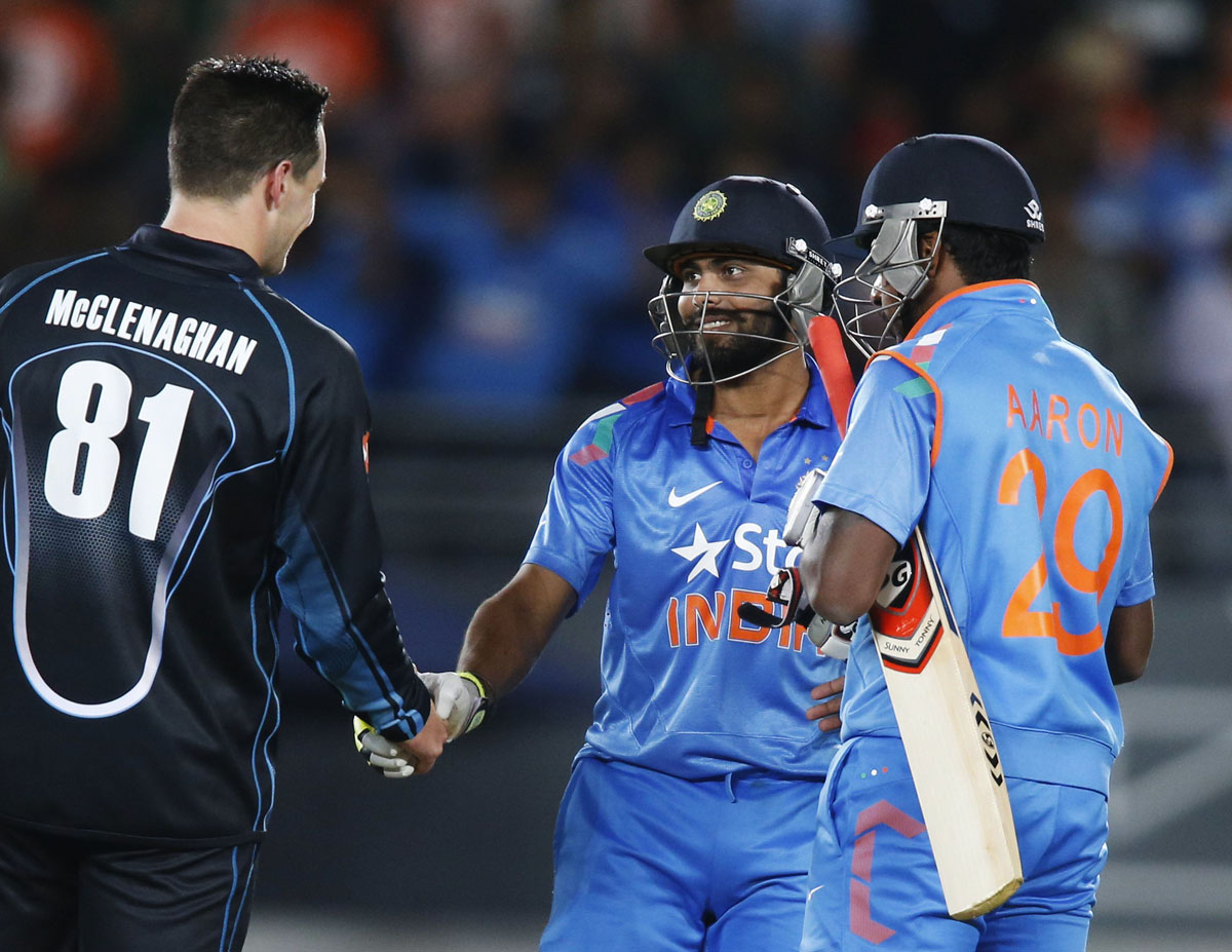 india 039 s ravindra jajeda c and varun aaron r talk with michell mcclenaghan after drawing the third one day international cricket match at eden park auckland between new zealand 039 s blackcaps and india january 25 2014 photo afp