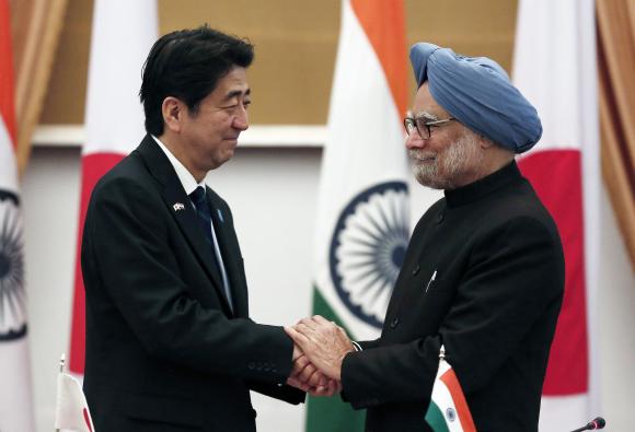 japan 039 s prime minister shinzo abe l and his indian counterpart manmohan singh shake hands after addressing the media at hyderabad house in new delhi january 25 2014 photo reuters