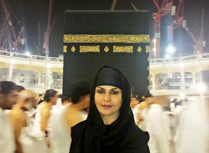 veena malik during her umrah earlier this week she was accompanied by her husband and his family photo twitter iveenakhan