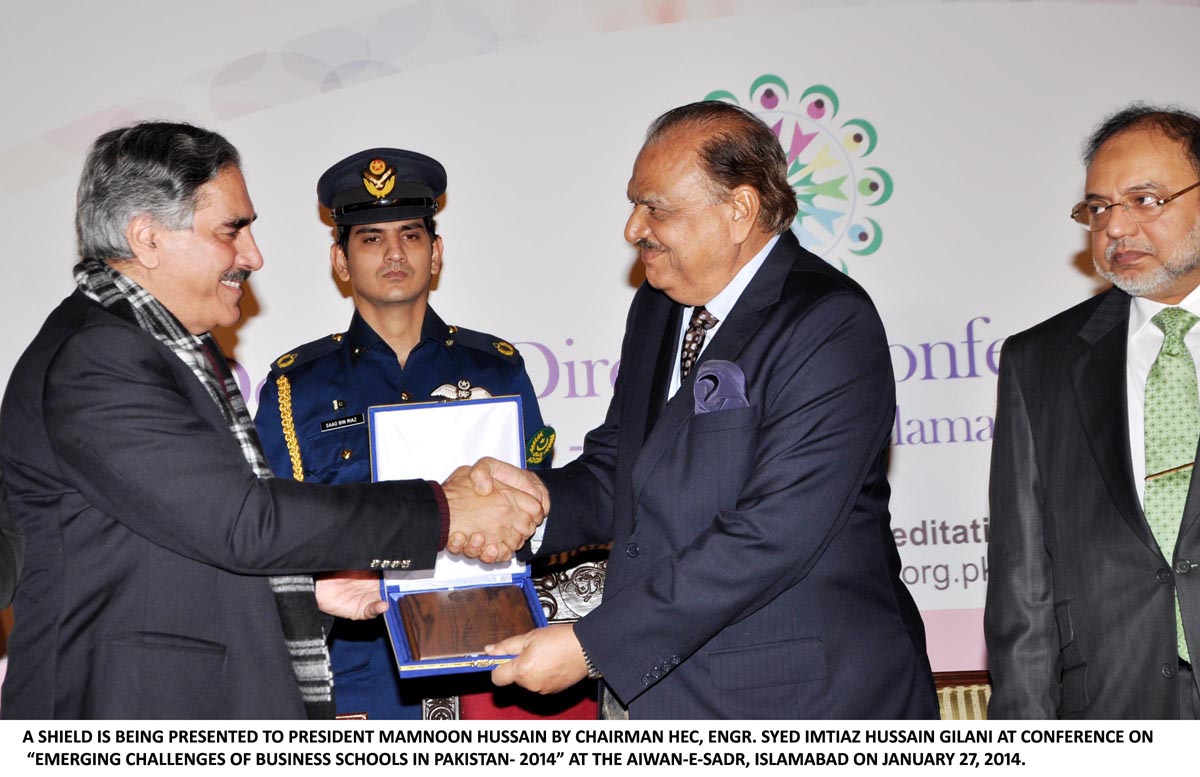 president mamnoon hussain r receiving a shield from hec chairman engr imtiaz hussain gilani l at the conference on emergying challenges of business schools in pakistan in islamabad photo pid