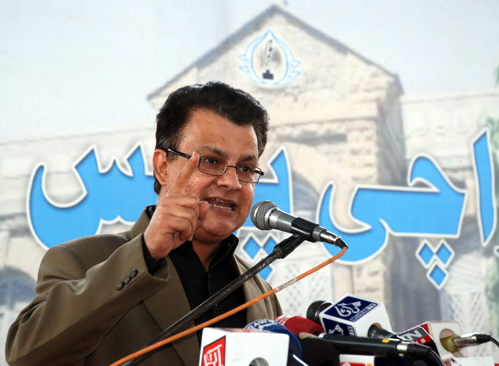 awami tehreek leader ayaz palijo speaks in karachi on january 30 photo ppi